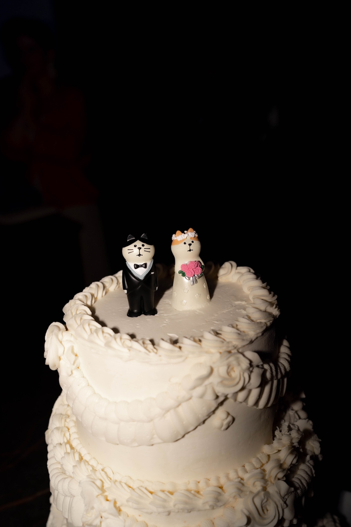 title des figurines en forme de chat en haut d'un gâteau de mariage